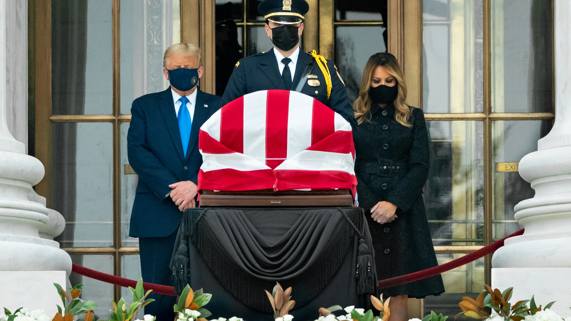 El presidente estadounidense, Donald Trump, y su mujer Melania Trump, durante su breve visita a la capilla ardiente de la jueza Ruth Bader Ginsburg