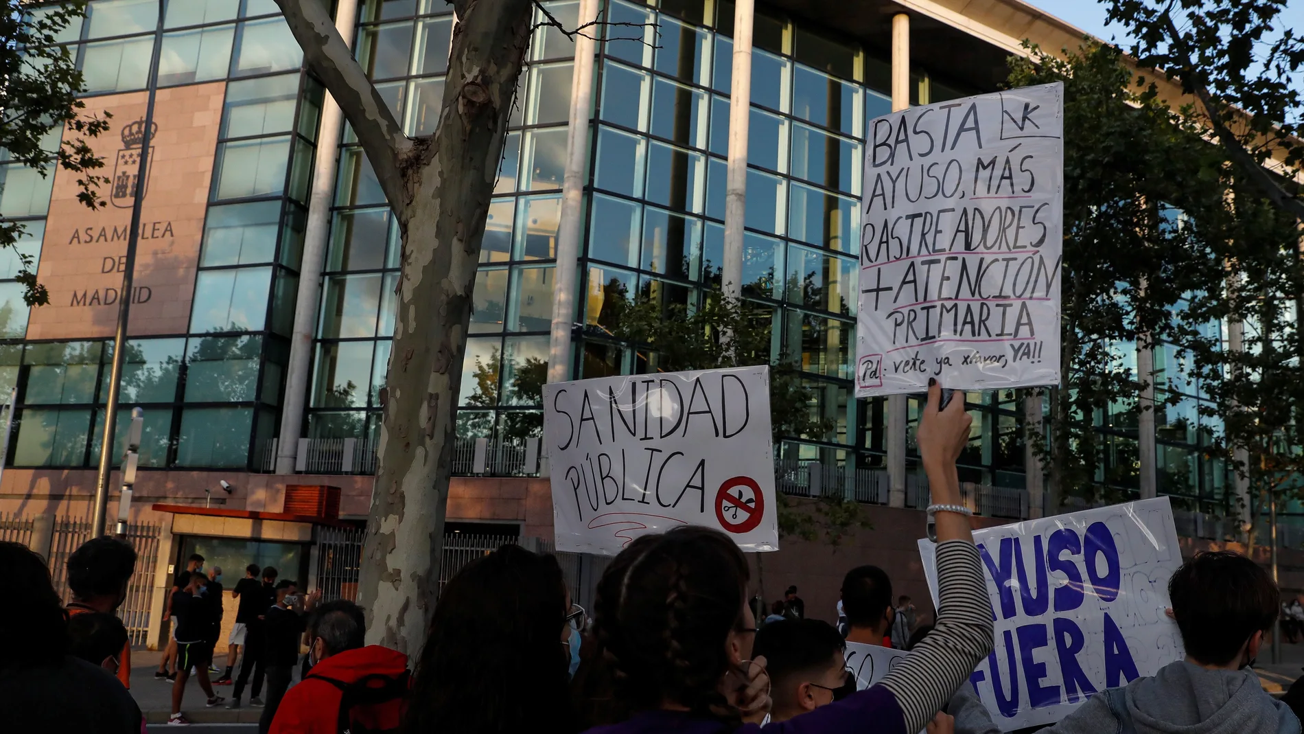 Asociaciones de vecinos protestan frente al Centro de Salud Ángela Uriarte en favor de la Sanidad Pública y contra los confinamientos selectivos, en el barrio de Puente de Vallecas, este jueves en Madrid. EFE/Emilio Naranjo