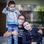 Una familia posa con una mascarilla transparente certificada que no homologada por el Ministerio de Sanidad y que es lo que reclaman las personas sordas