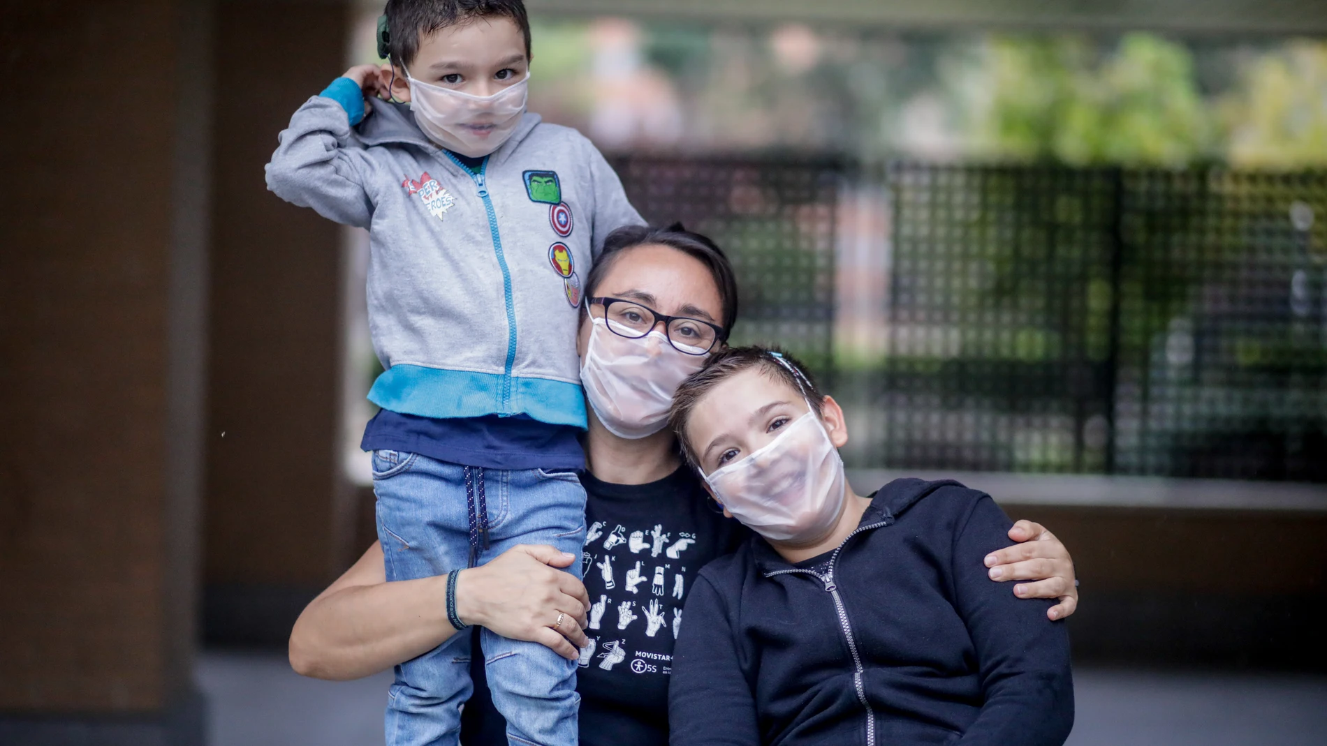 Una familia posa con una mascarilla transparente certificada que no homologada por el Ministerio de Sanidad y que es lo que reclaman las personas sordas