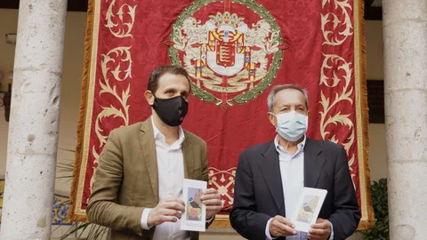 El presidente de la Diputación de Valladolid, Conrado Íscar, entrega a Germán Delibes el libro