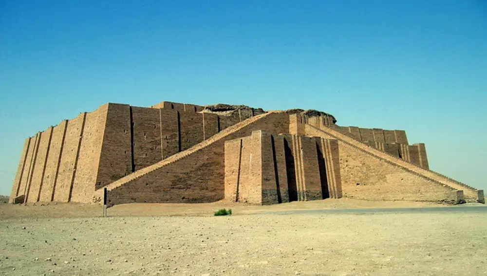 Zigurat de Ur. Los zigurat era templos con una estructura piramidal de la antigua Mesopotamia, por lo general de seis o siete pisos.