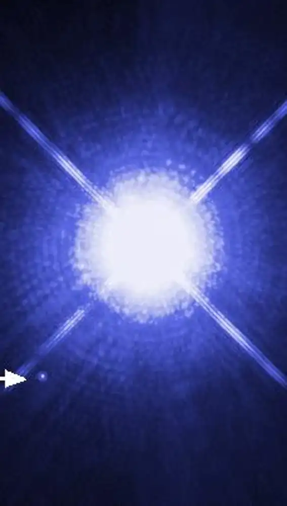 La estrella Sirio A y su débil compañera enana blanca, Sirio B (señalada en la imagen).
