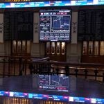 Un panel muestra la evolución del IBEX 35 en el Palacio de la Bolsa en Madrid
