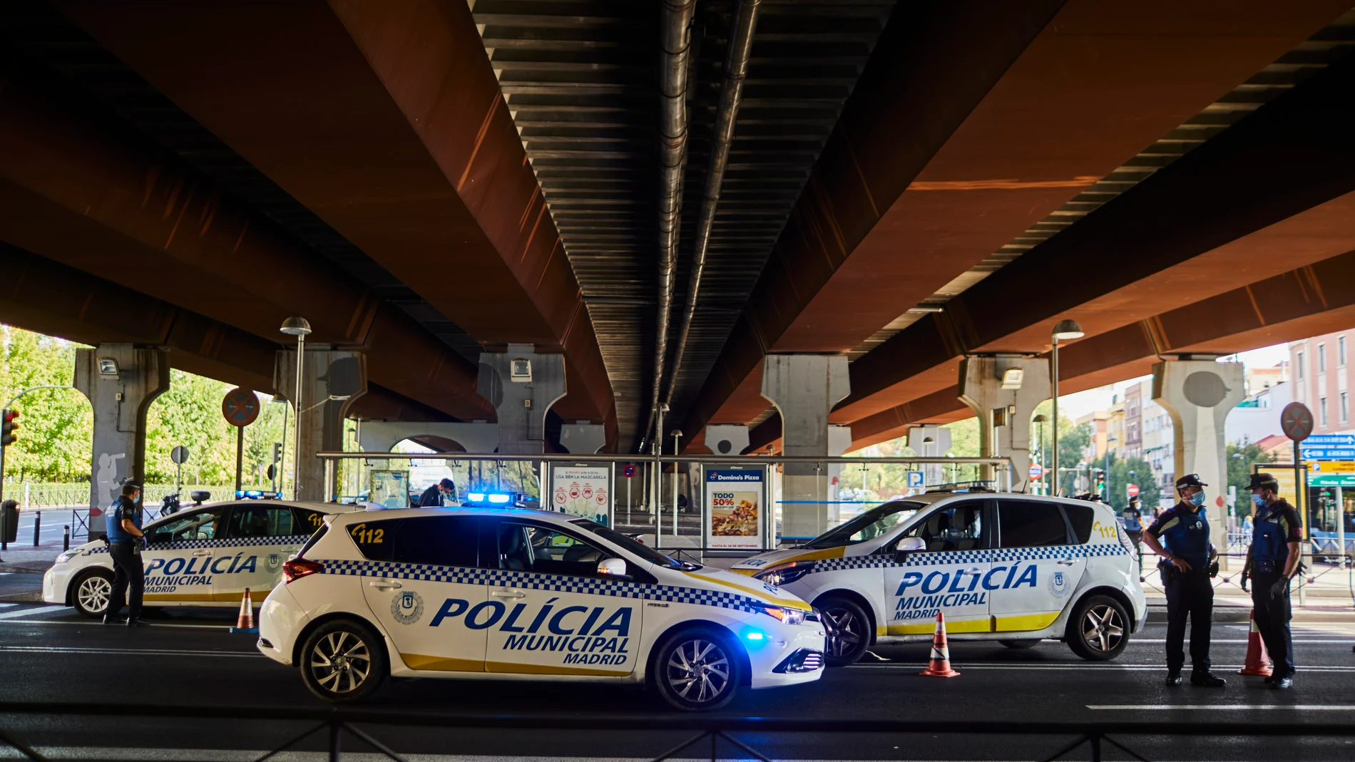 Efectivos de la Policía Local realizan controles este lunes en Puente de Vallecas.