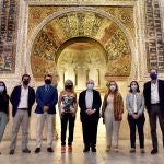 La consejera de Cultura y Patrimonio Histórico de la Junta de Andalucía, Patricia del Pozo, y el deán-presidente del Cabildo Catedral, Manuel Pérez Moya (centro), ante el mihrab de la Mezquita Catedral de Córdoba