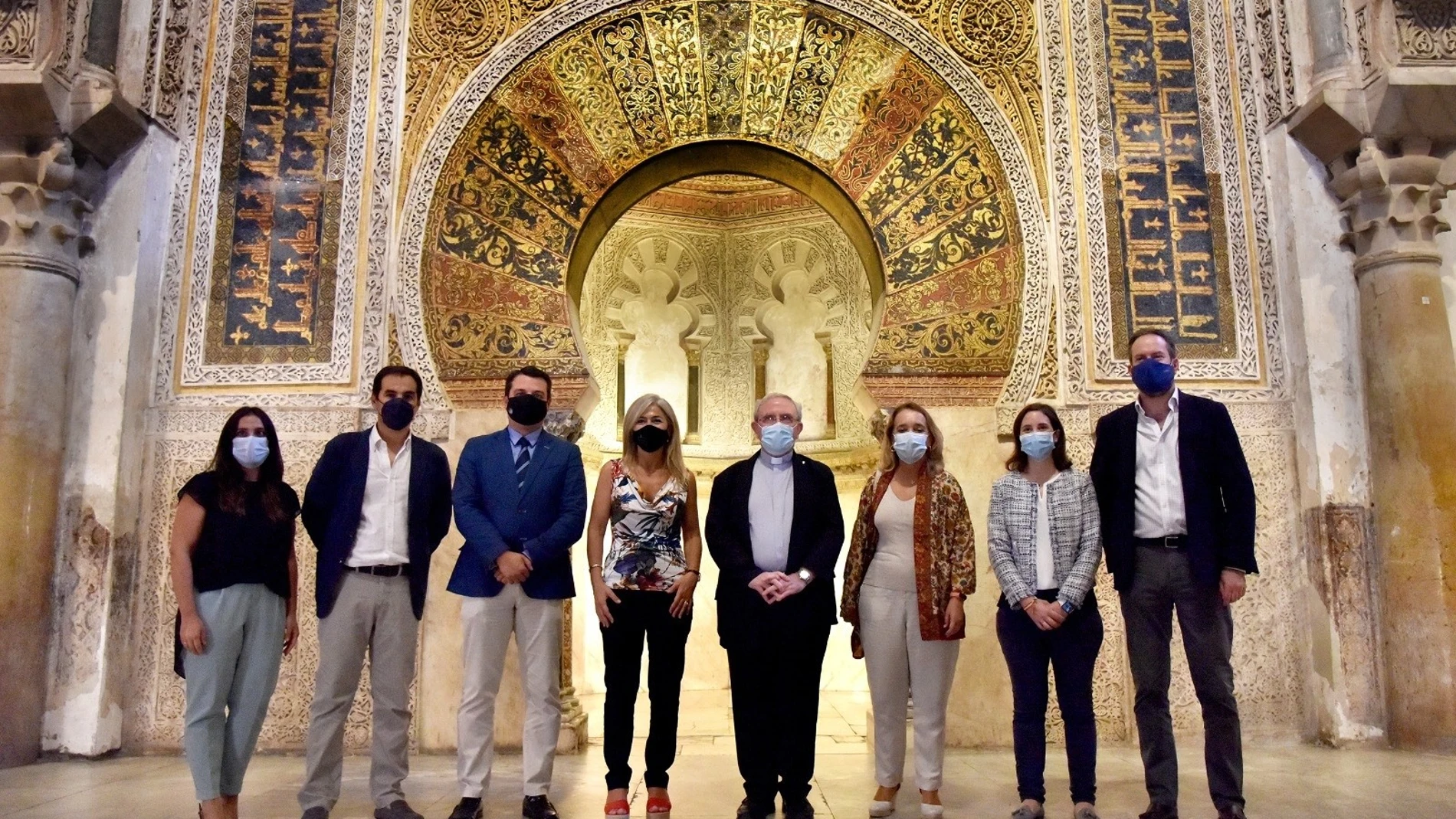 La consejera de Cultura y Patrimonio Histórico de la Junta de Andalucía, Patricia del Pozo, y el deán-presidente del Cabildo Catedral, Manuel Pérez Moya (centro), ante el mihrab de la Mezquita Catedral de Córdoba