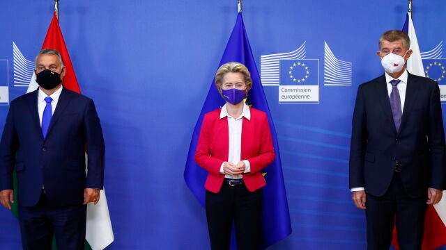 El primer ministro húngaro, Viktor Orban, y su homólogo checo Andrej Babis junto a la presidenta de la Comisión Europea, Ursula von der Leyen , hoy en Bruselas
