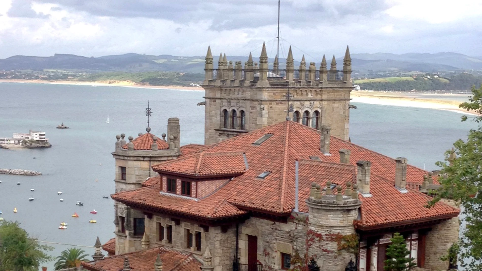 Vista de la Casa-Palacio El Promontorio.de estilo montañés realizada el 1915 en Santander