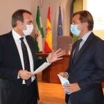 El delegado de la Junta de Andalucía en Córdoba, Antonio Repullo, y el responsable de e-distribución en Córdoba, Francisco Cruceira, hoy en una reunión celebrada en Córdoba