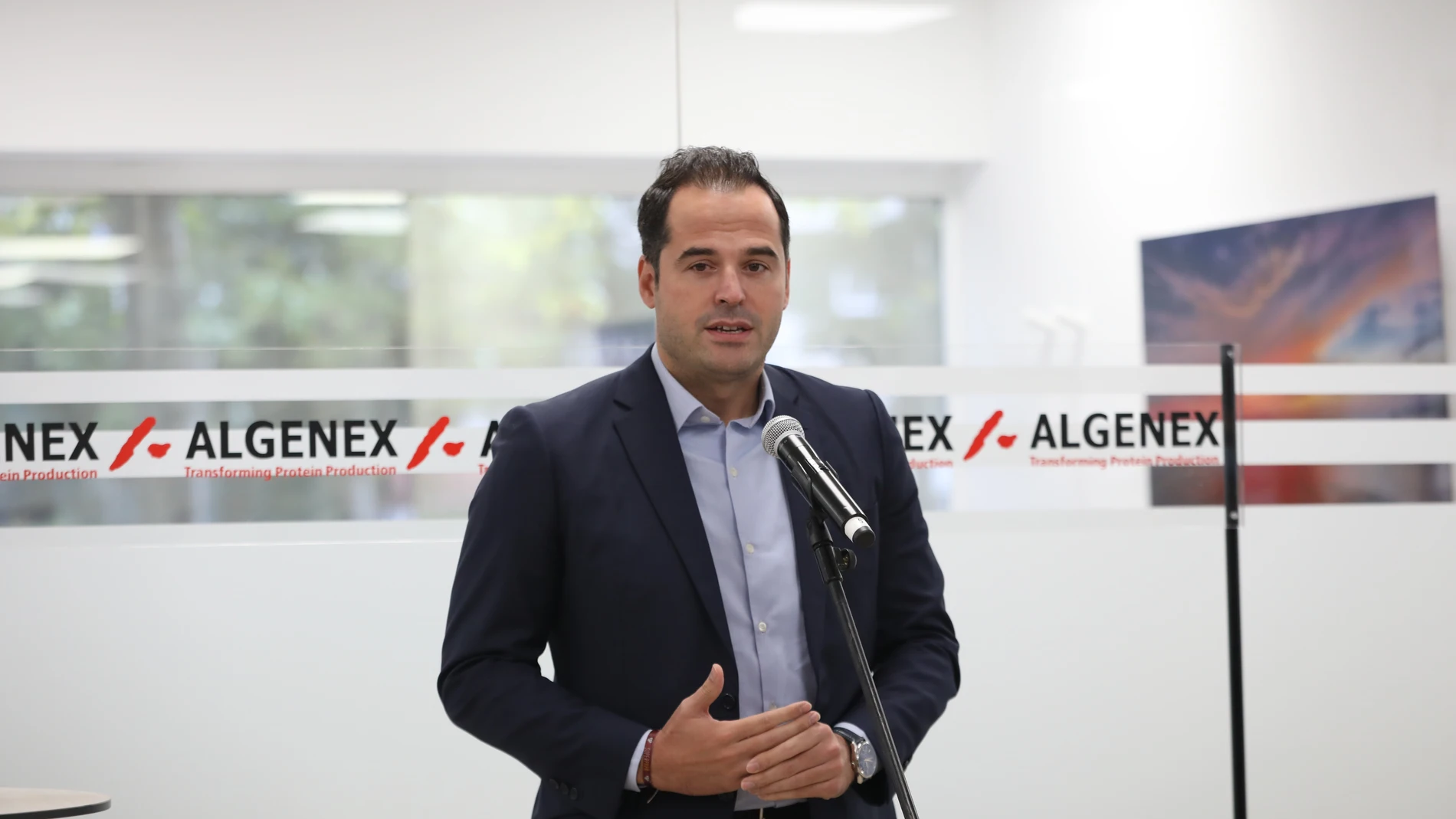 El vicepresidente de la Comunidad de Madrid, Ignacio Aguado, interviene durante la visita a las instalaciones de una nueva factoría de la empresa ALGENEX dedicada a la producción de vacunas