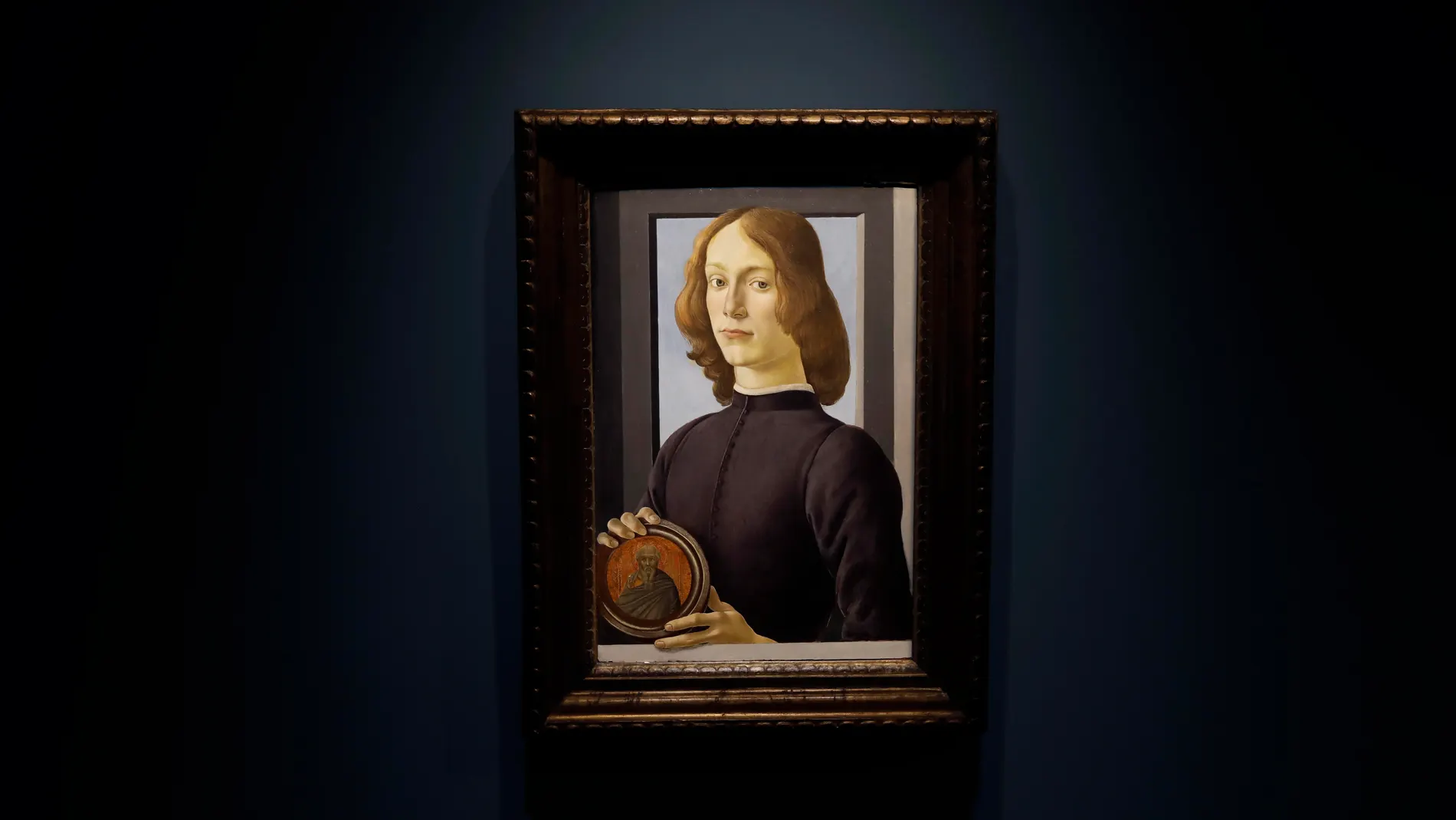"Young Man Holding a Roundel", de Sandro Botticelli