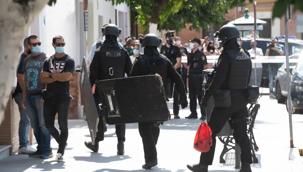 Despliegue policial en Coria del Río (Sevilla) por un varón atrincherado que amenaza con usar un arma de fuego