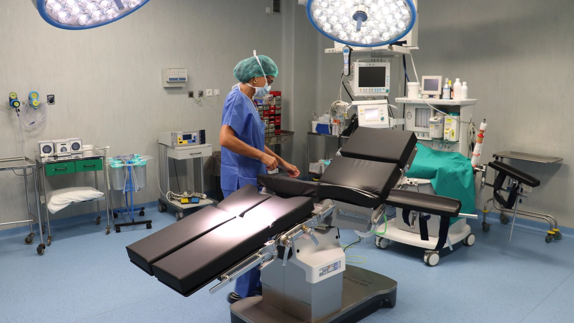 Una enfermera prepara el quirófano donde se ha instalado la nueva mesa de intervenciones en el Hospital Juan Ramón Jiménez de Huelva