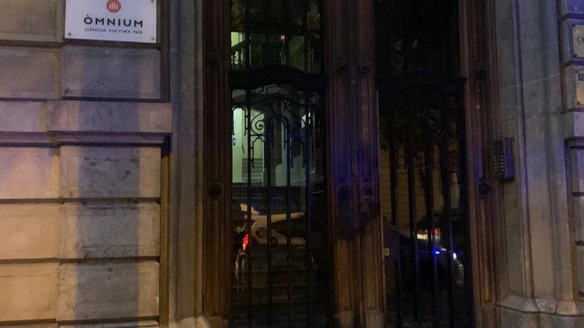 Òmnium Cultural denuncia ante los Mossos otro ataque en la puerta su sede de Barcelona@OMNIUM25/09/2020