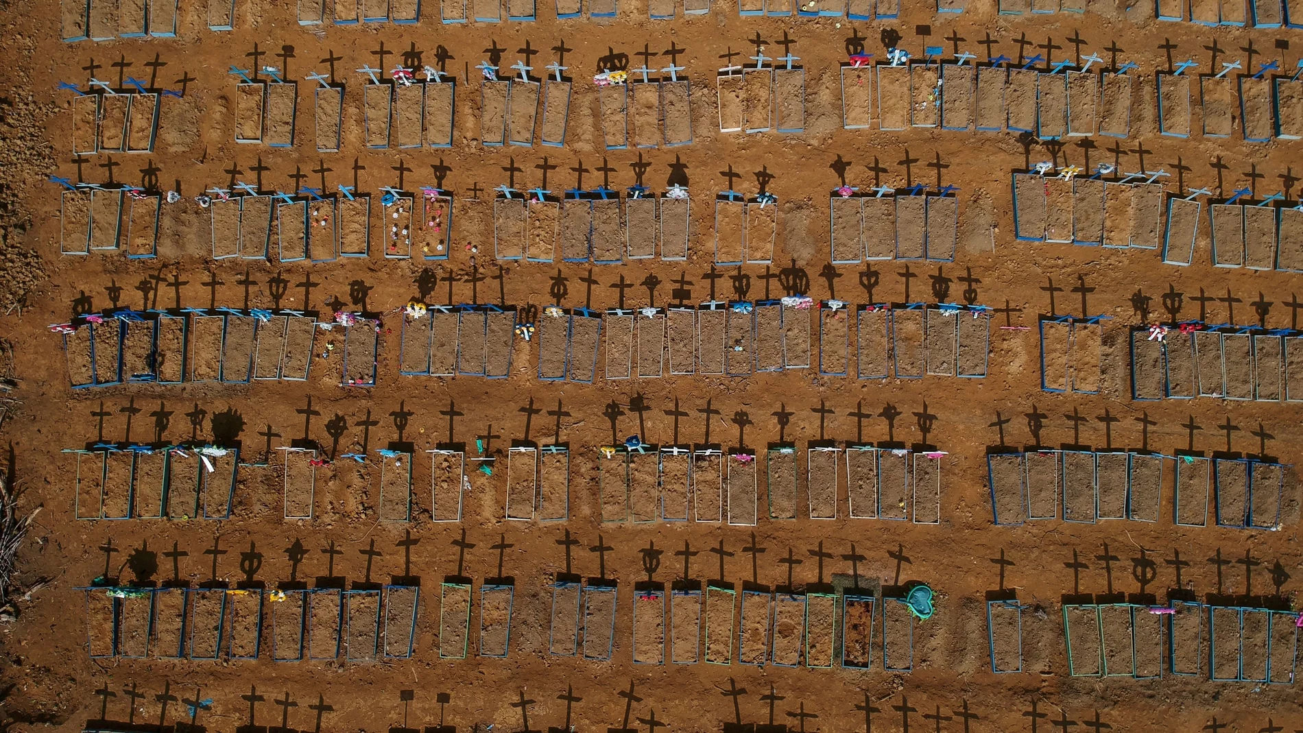 Imagen aérea del cementerio de Parque Taruma (Manaos, Brasil) con tumbas de víctimas de covid