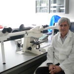 Juan José Badiola, director del Centro de Encefalopatías y Enfermedades Transmisibles Emergentes de la Universidad de Zaragoza, posa en su laboratorio