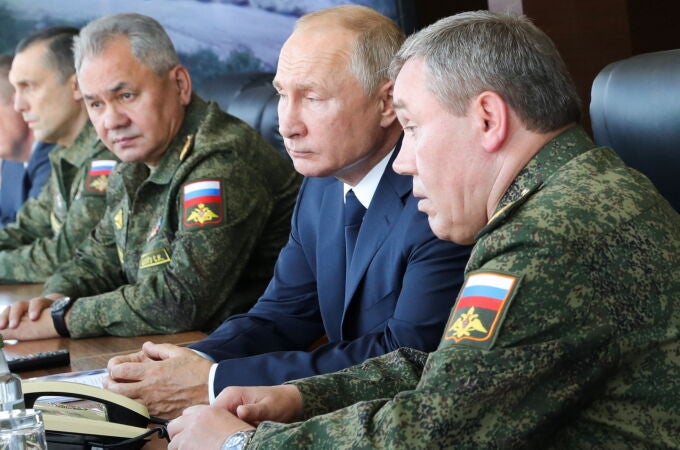 Vladimir Putin, junto al ministro de Defensa ruso, Serguei Shoigu (dcha) y el viceministro de Defensa, Valery Gerasimov (izda.), en septiembre de 2020