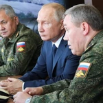 Vladimir Putin, junto al ministro de Defensa ruso, Serguei Shoigu (dcha) y el viceministro de Defensa, Valery Gerasimov (izda.), en septiembre de 2020