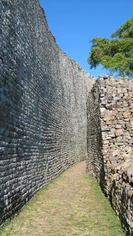 Imagen de la muralla externa e interna de la Acrópolis de Gran Zimbabue.