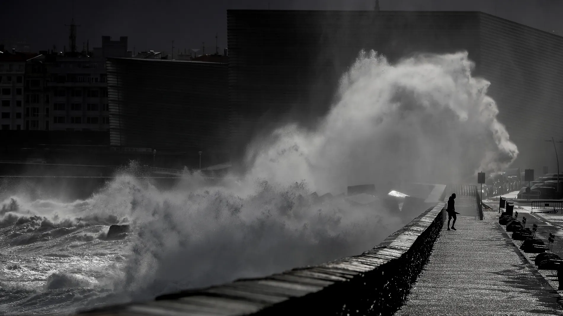 El temporal obliga a cerrar el Paseo Nuevo y el Peine del Viento en Donostia