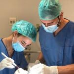 Dermatólogos del Hospital Quirónsalud Infanta Luisa de Sevilla durante una intervención