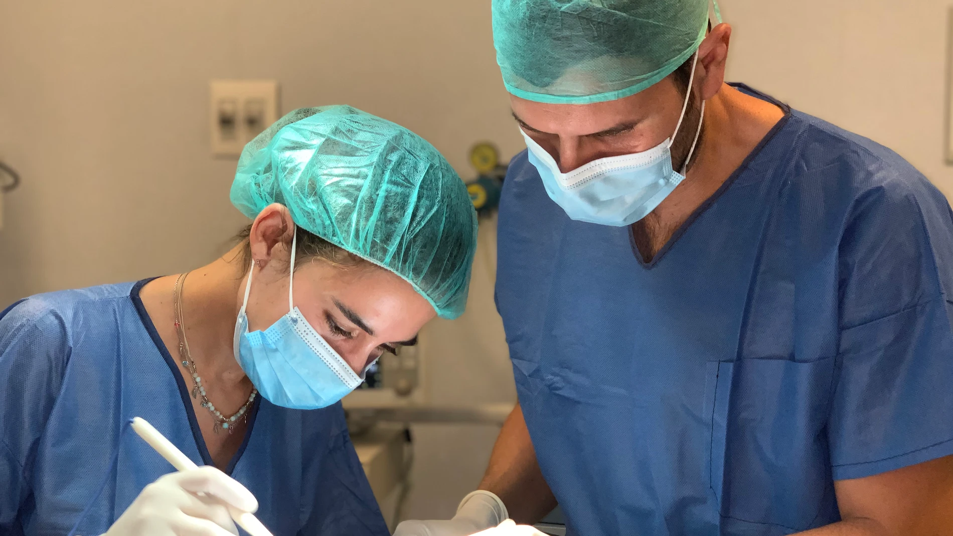Dermatólogos del Hospital Quirónsalud Infanta Luisa de Sevilla durante una intervención