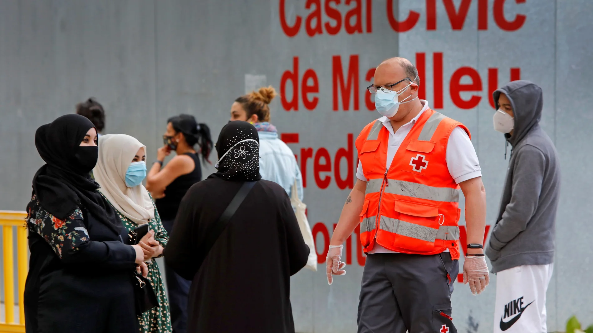 GRAFCAT1815. MANLLEU (BARCELONA), 25/09/2020.- Varias personas esperan su turno para realizarse una PCR durante el cribado masivo que se lleva a cabo en la localidad de Manlleu (Barcelona)