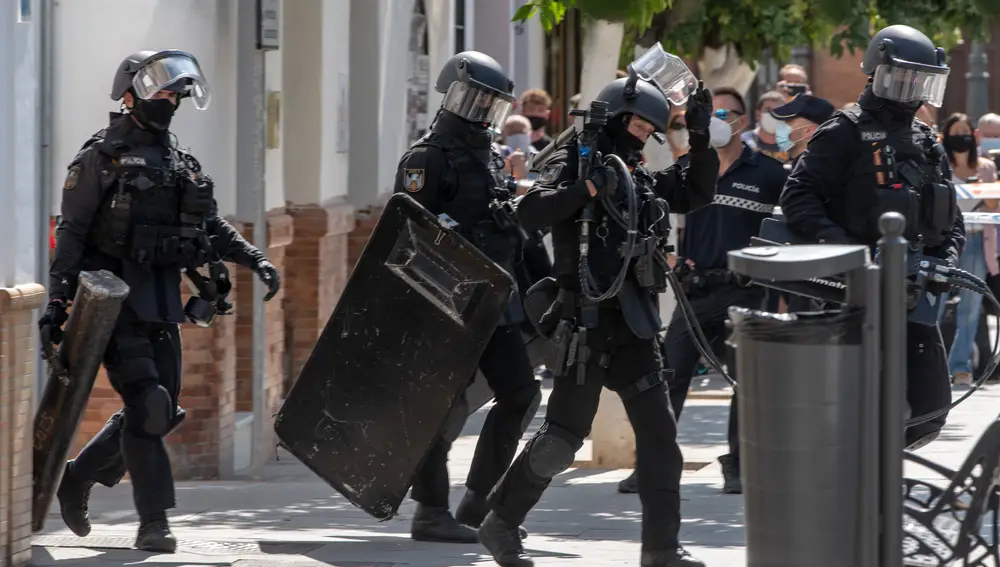 Fuerzas especiales de la policía nacional después de haber entrado en el domicilio del varón atrincherado que amenaza con usar un arma de fuego