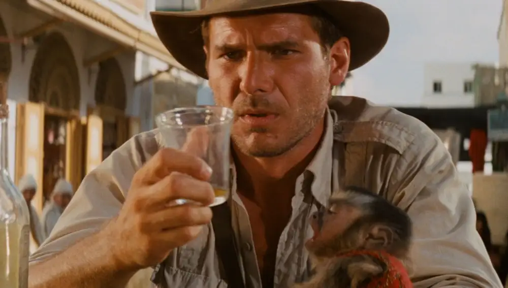 Indiana Jones, con un vaso Duralex