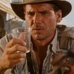 Indiana Jones, con un vaso Duralex