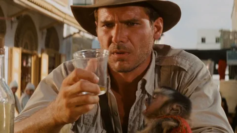 Indiana Jones, con un vaso Duralex