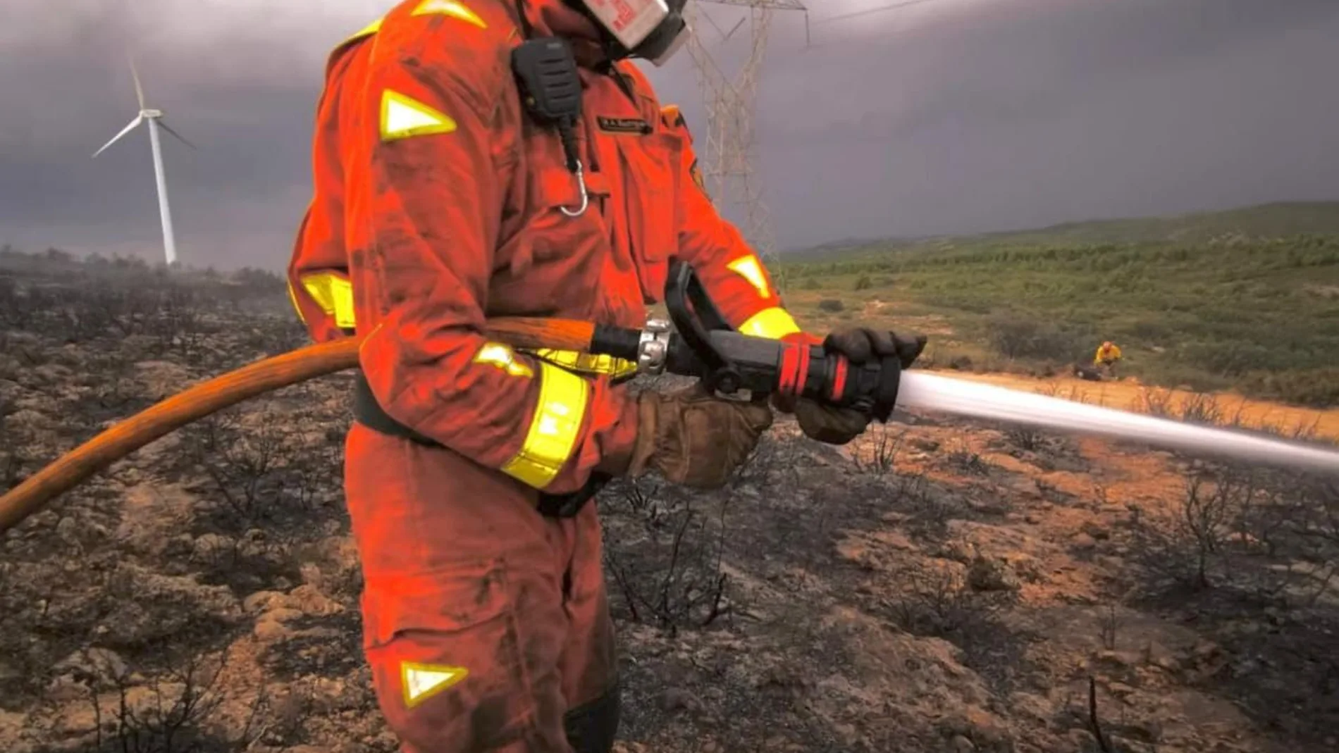 Un bombero trata de sofocar el incendio en Buñol