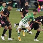 Alex Moreno y Sergio Ramos pelean por un balón en el área
