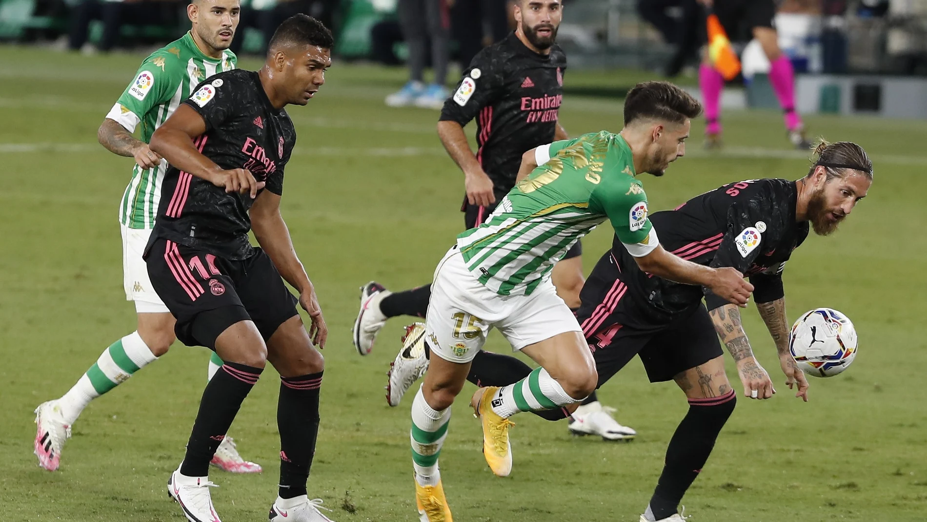 Alex Moreno y Sergio Ramos pelean por un balón en el área