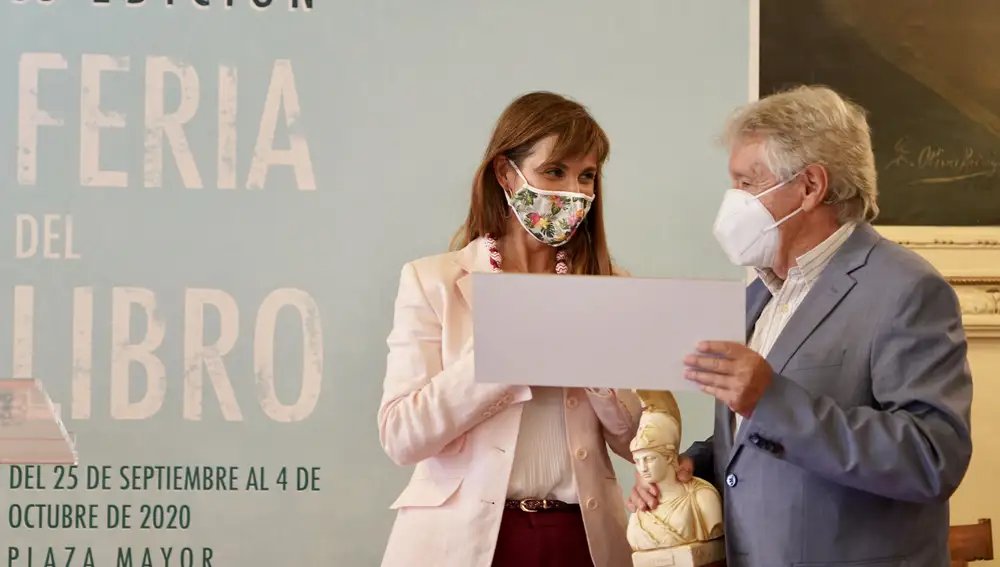 Celso Almuiña, presidente del Ateneo, entrega el cheque, dotado con 20.000 euros, a la ganadora, Elena Hernández