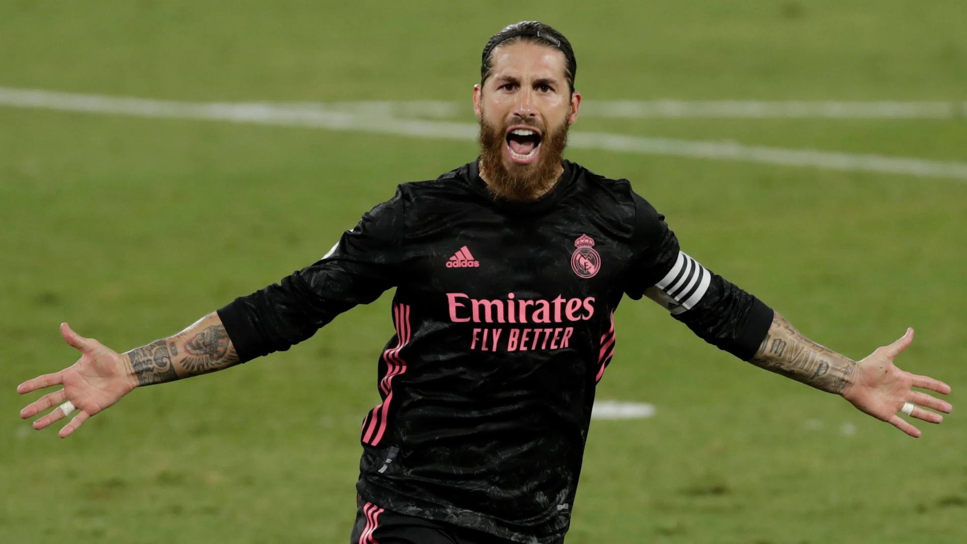 El defensa del Real Madrid Sergio Ramos celebra tras marcar el tercer gol ante el Betis