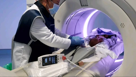 Vicente Martínez de Vega, jefe de Diagnóstico por Imagen, con el bebé durante la prueba