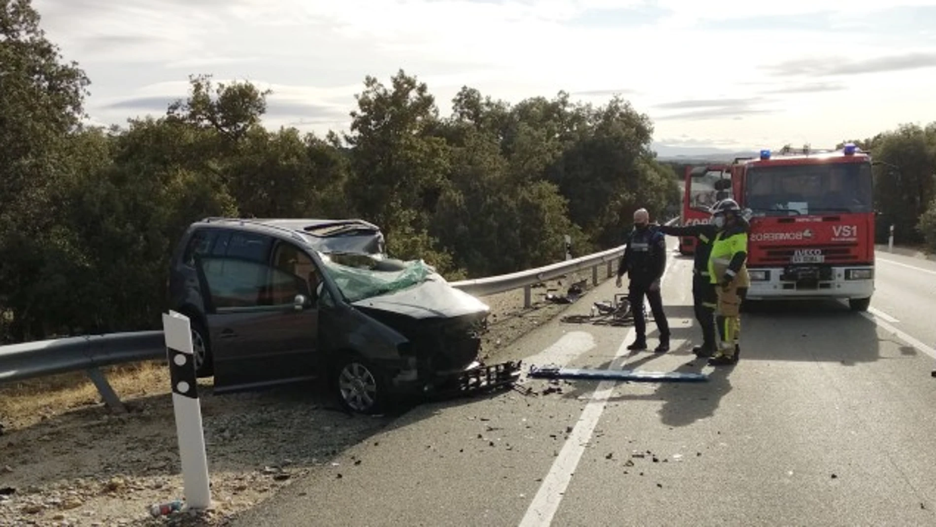 Estado de uno de los vehículos siniestrados en el accidente en la N-403 en Ávila