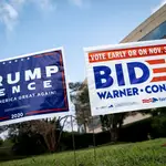Carteles electorales a favor de Trump y de Biden en un centro de votación en Virginia