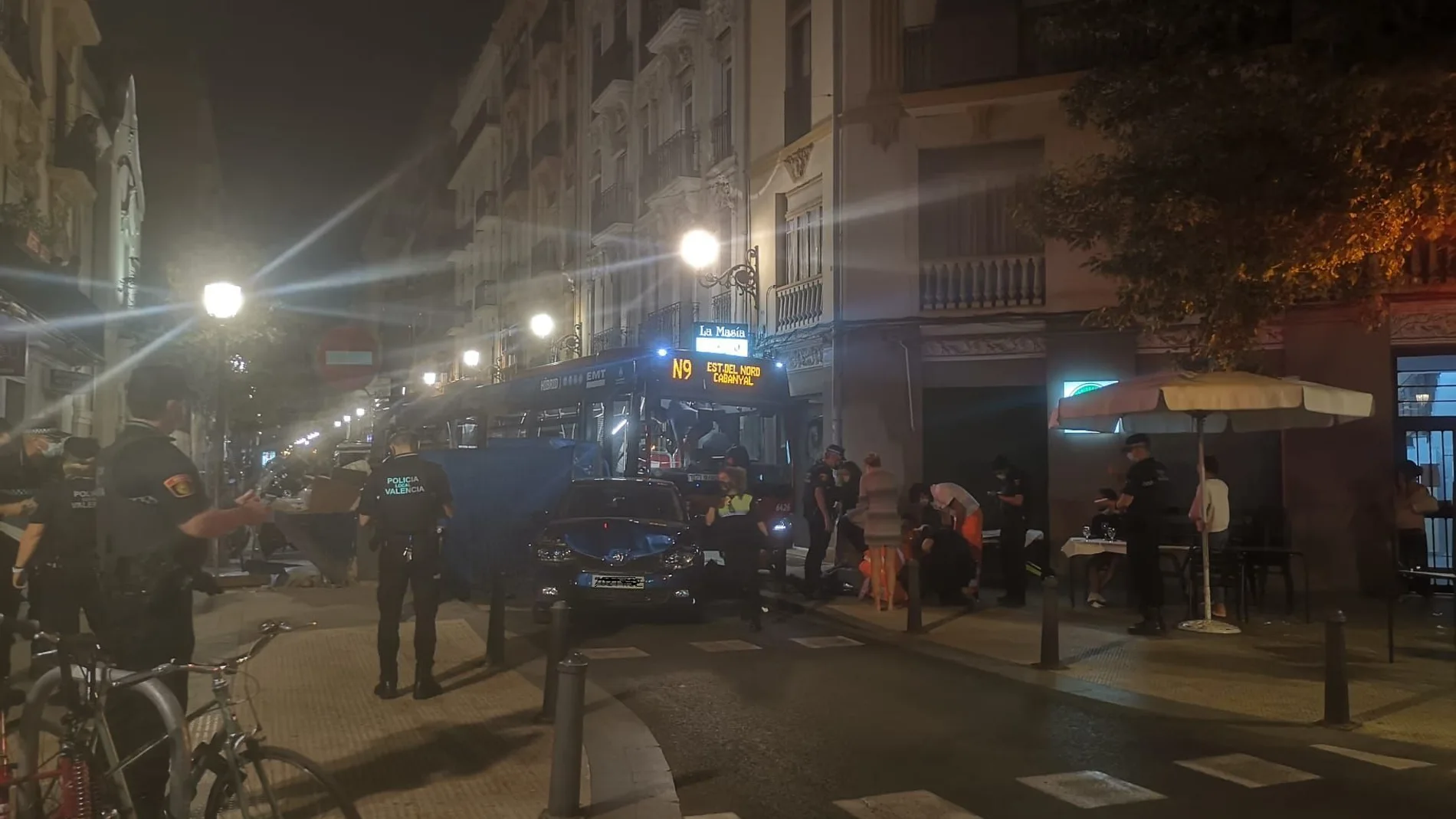 Un autobús y un turismo se han visto implicados en un accidente en el que han resultado arrollados varias personas en la terraza de un bar en Russafa (Valencia)