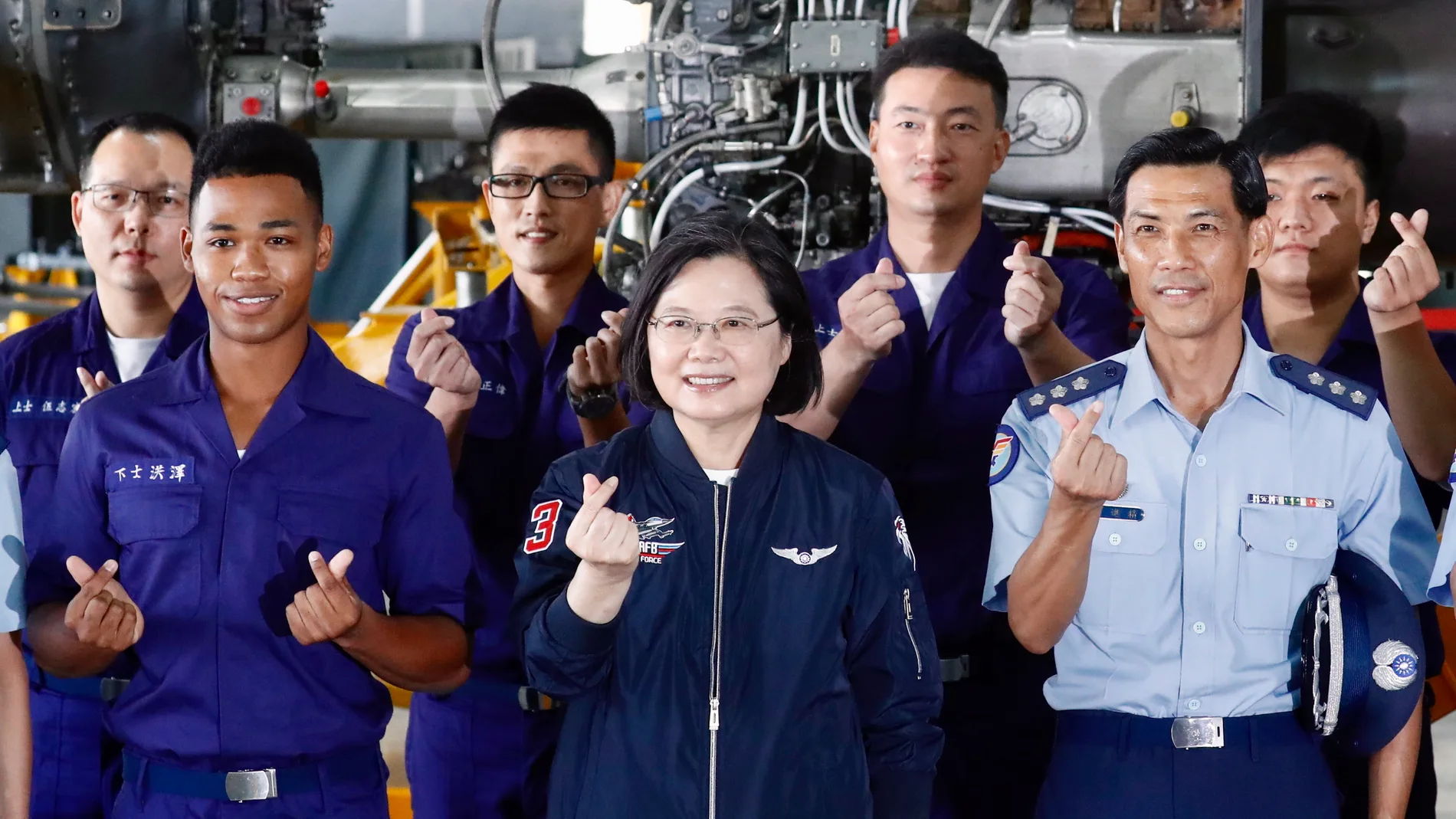 La presidenta de Taiwán, Tsai Ing-wen, con varios pilotos