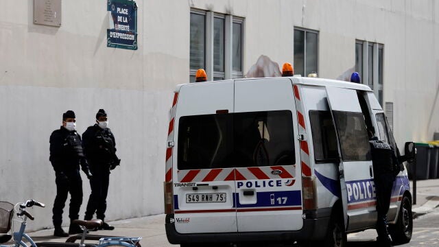 Agentes de policía junto a las antiguas oficinas de "Charlie Hebdo" en la calle Nicolas Appert de París