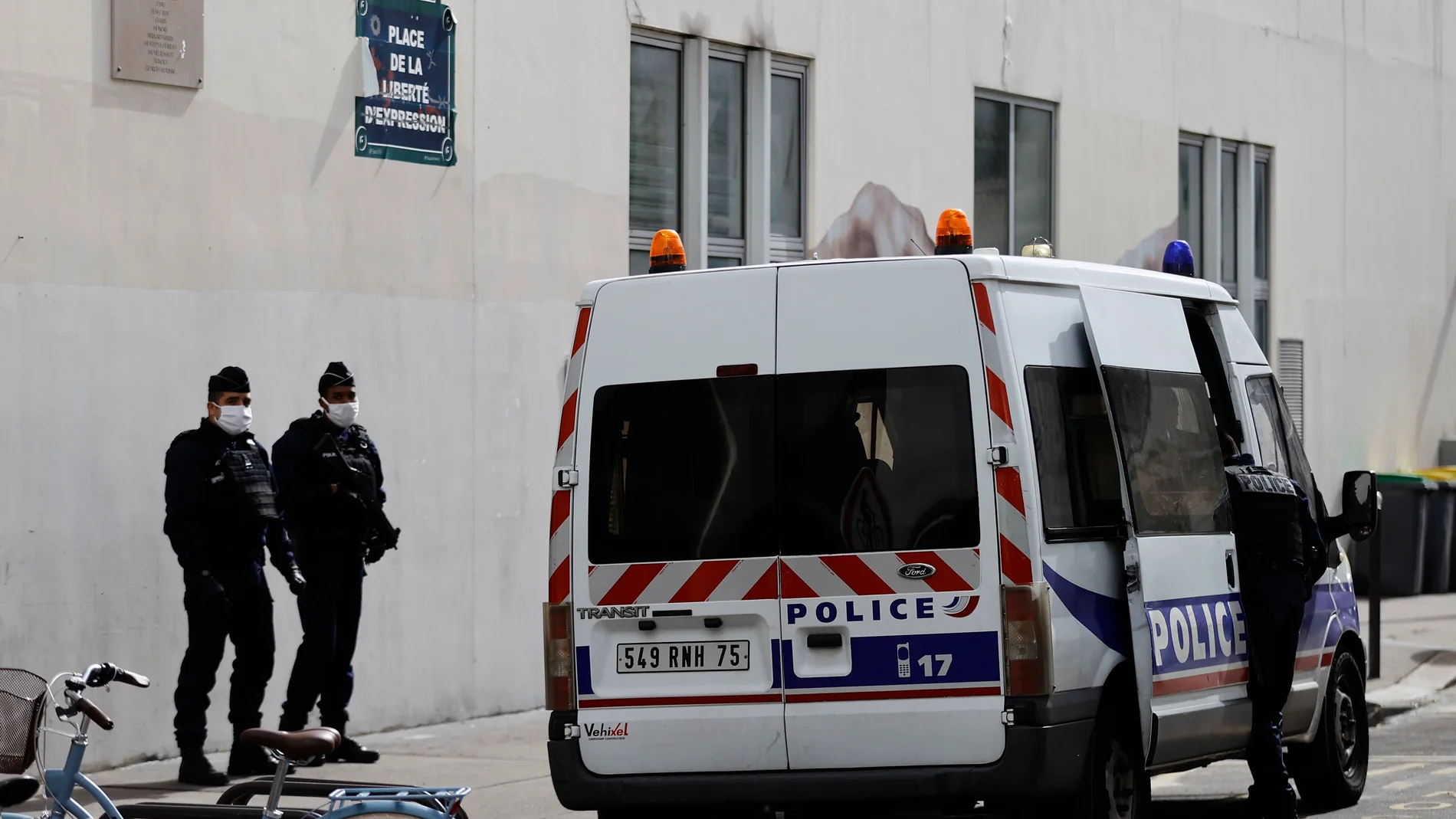 Agentes de policía junto a las antiguas oficinas de "Charlie Hebdo" en la calle Nicolas Appert de París