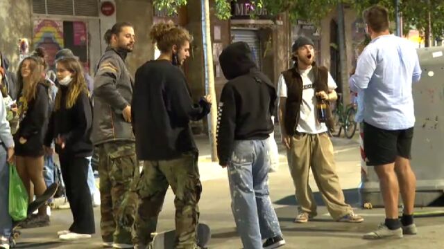 Turistas extranjeros intentan evitar que les graben bebiendo en la calle sin mascarilla ni distancia de seguridad en Barcelona