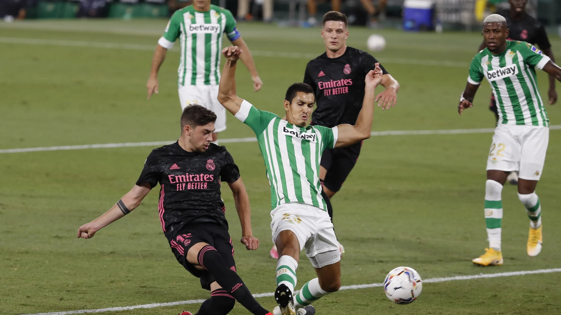 Valverde remata y marca ante el Betis