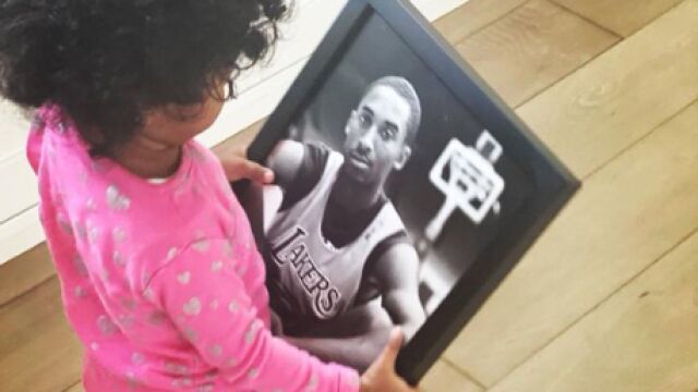 La pequeña Capri con el retrato de su padre