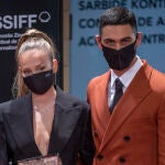 La actriz Ester Expósito junto a su novio el actor Alejandro Speitzer durante la gala de clausura y entrega de premios en el Festival Internacional de Cine de San Sebastián, a 26 de septiembre de 2020.