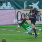 La acción entre Mayoral y Bartra que acabó en penalti