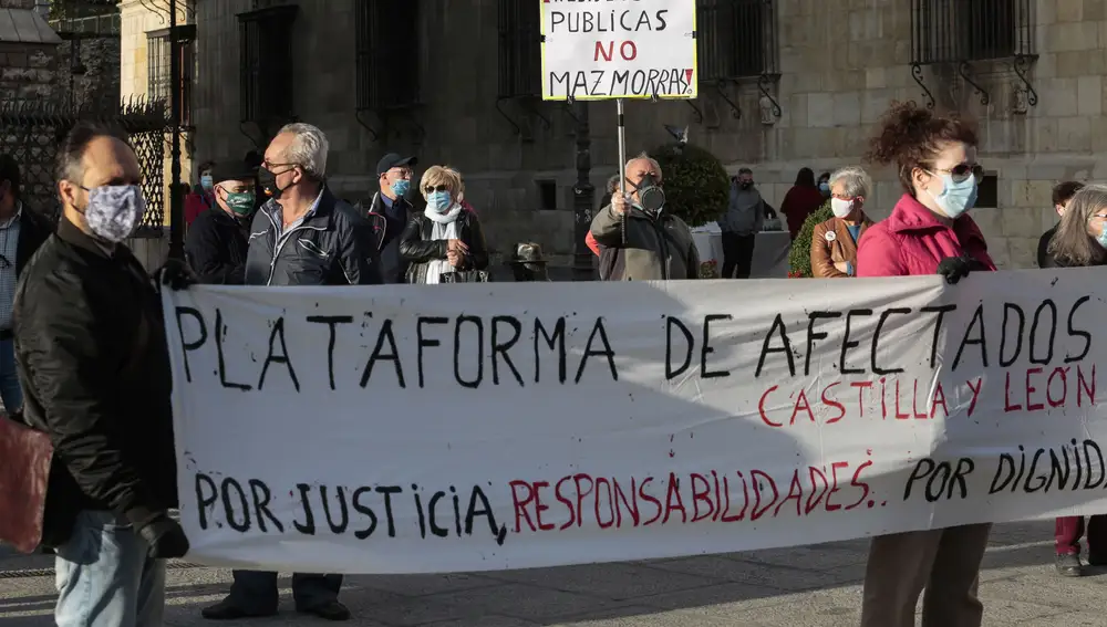 Concentración organizada por la Plataforma de Personas Afectadas Residencias de Castilla y León bajo el lema ‘Justicia para nuestros mayores’